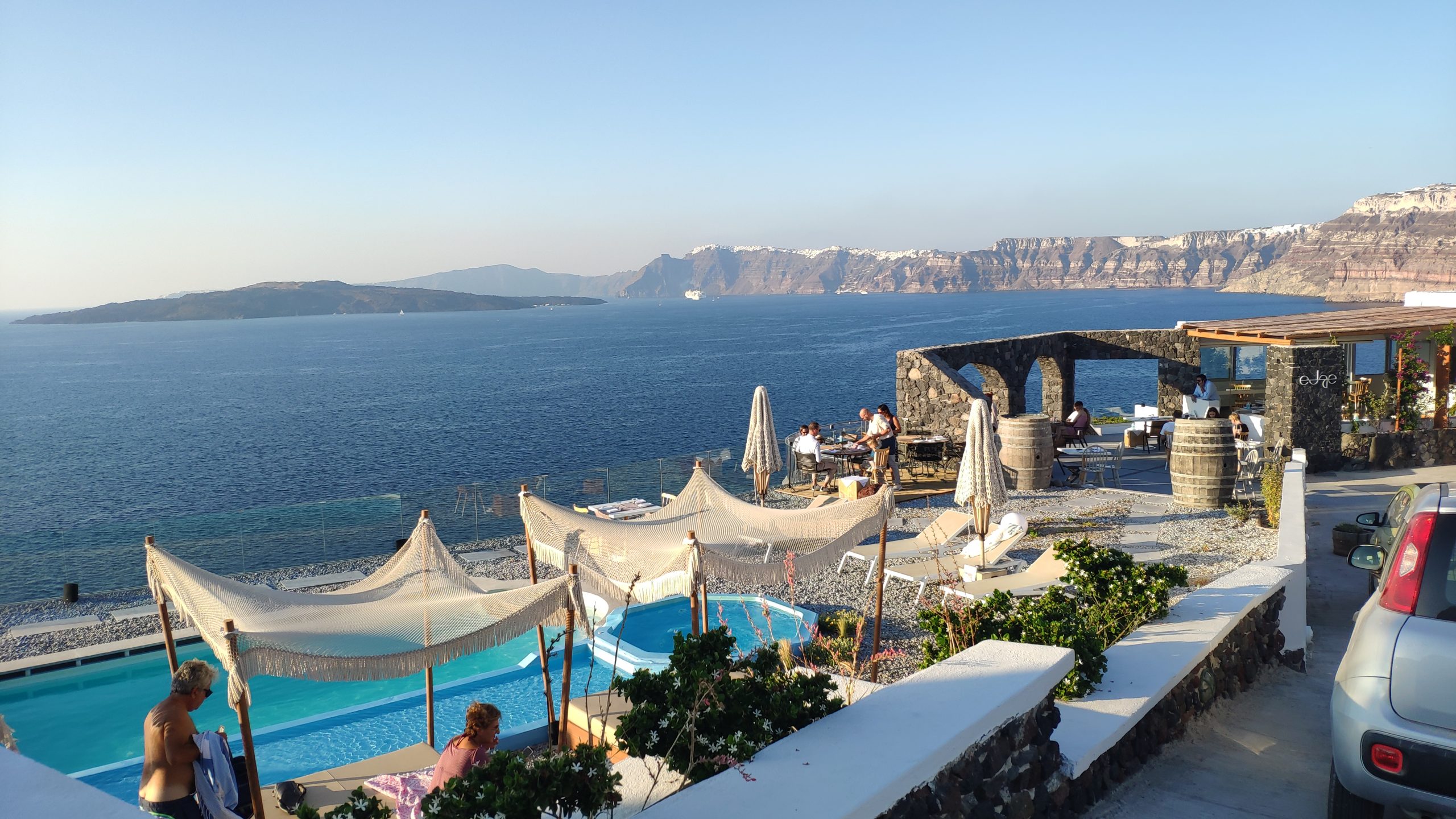 Piscine et mer à Santorin