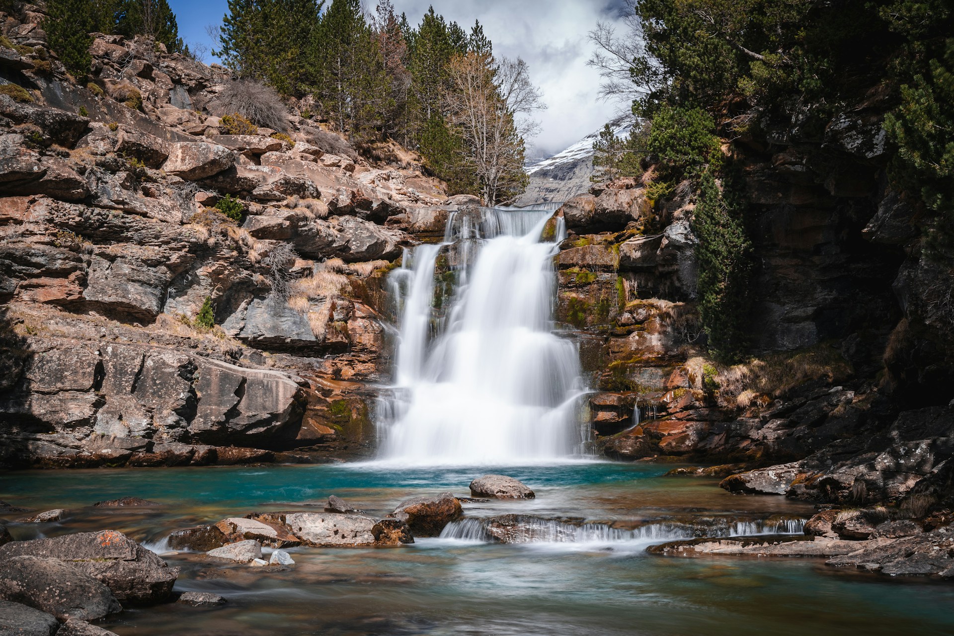 Cascade d'eau en montagne